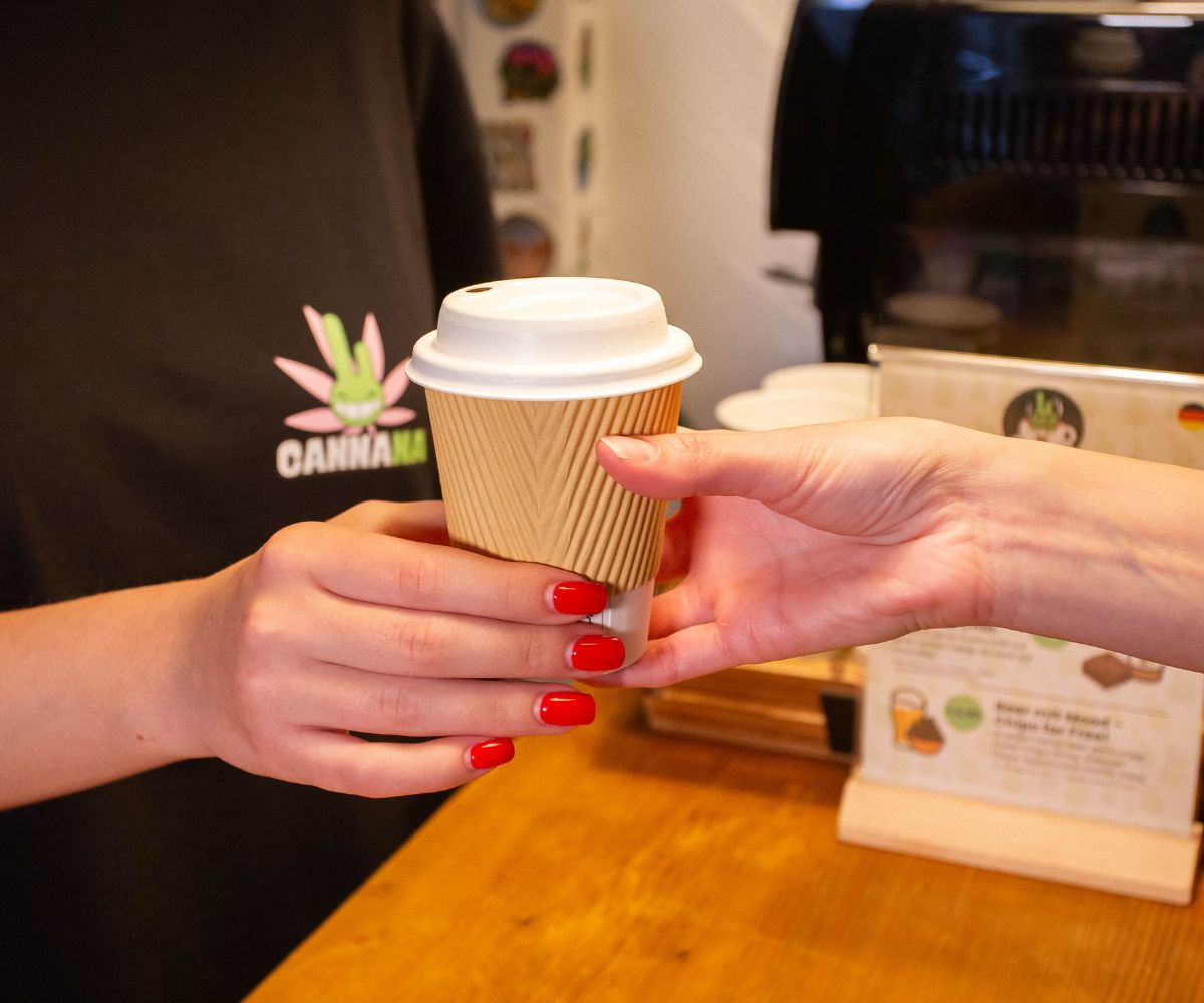Kaffee to go in der Cannana Lounge Düsseldorf – frischer Café Crema für Gäste