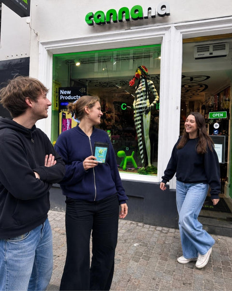 Freunde haben bei cannana CBD Blüten eingekauft und stehen draußen vor dem Laden
