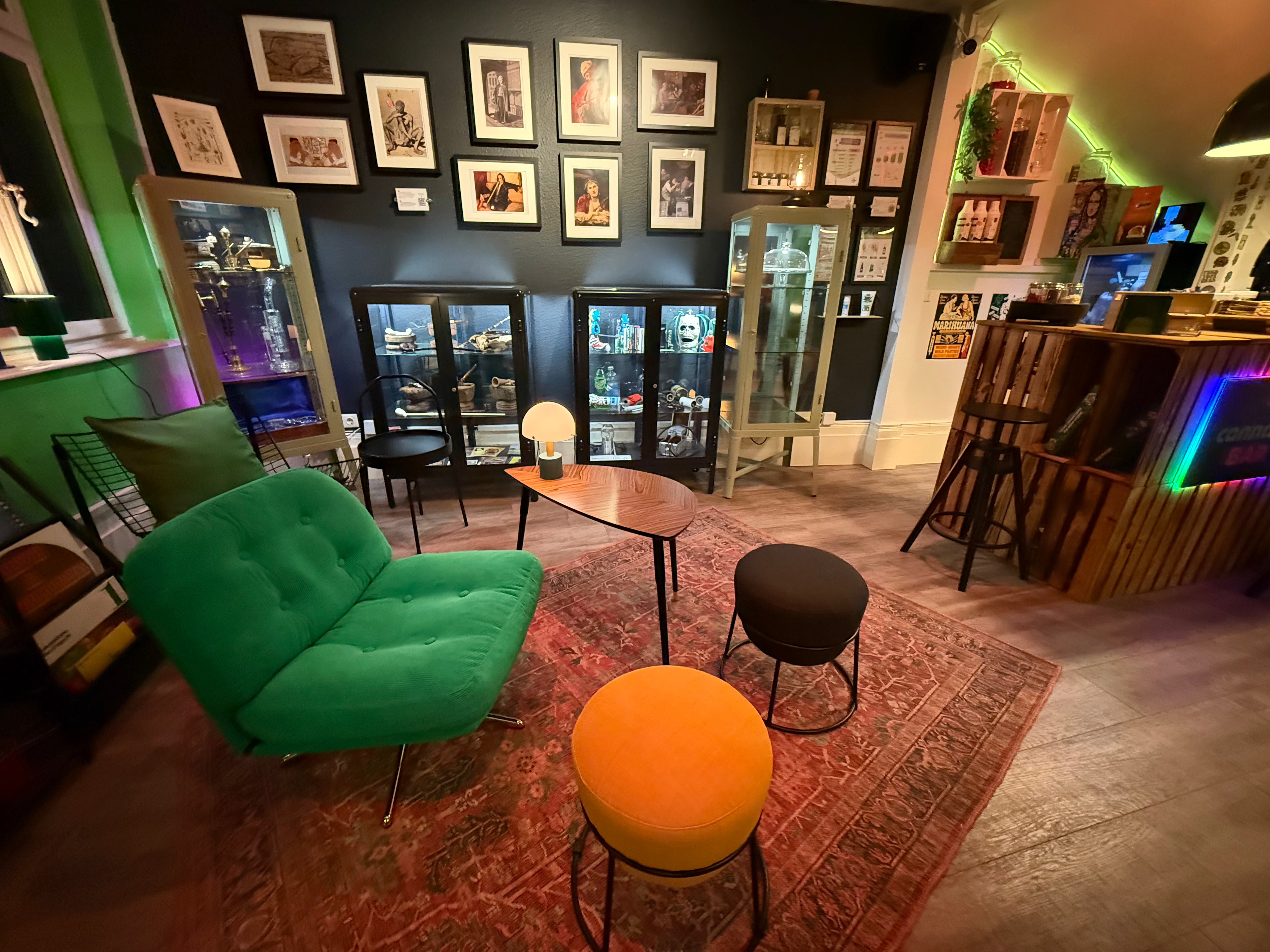 Cannana Lounge Düsseldorf – klimatisierte Chillout-Zone mit Ausstellung und Café-Bereich