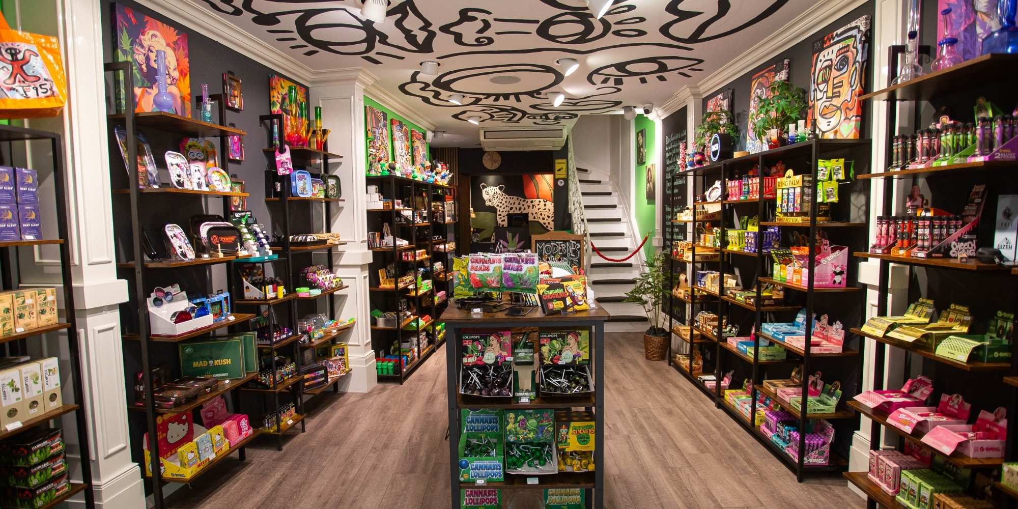 CANNANA Headshop Düsseldorf – modernes Interior mit Bongs, CBD-Produkten und Lifestyle-Artikeln