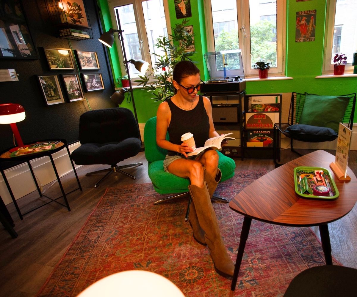 Gemütliche Cannana Lounge Düsseldorf – entspannen bei Kaffee und Lesen in stylischer Atmosphäre