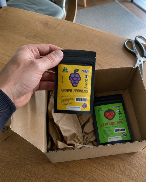 Hand nimmt ein CBD-Blütentütchen aus einem neutralen Versandpaket