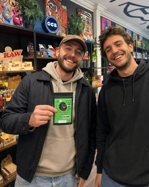 zwei junge Männer stehen im CBD Laden CANNANA und halten CBD Blüten Gorilla Glue in der Hand